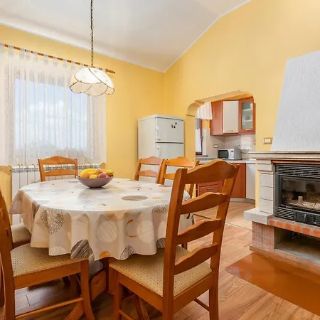Holiday home Fragola Tinjan
