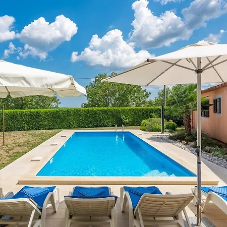 Holiday home Fragola Tinjan